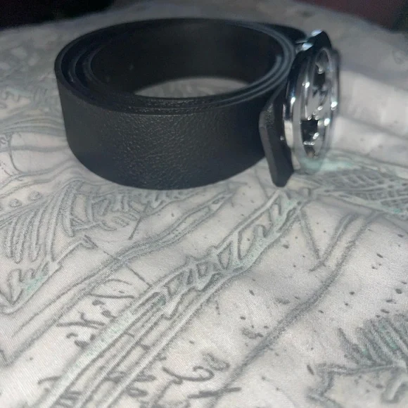 Black Gucci belt , size 30-32 somewhere around there - Picture 3 of 4